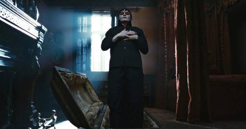 Johnny Depp đóng ma cà rồng trong "Dark Shadows". Ảnh: Warner Bros.