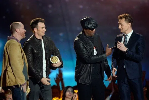 Đạo diễn Josh Weldon cùng ba ngôi sao của The Avengers.