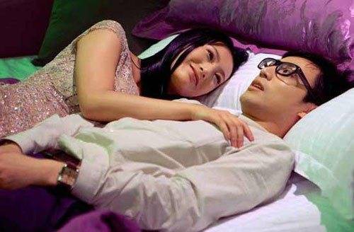 Đạo diễn trẻ tuổi Hồ Diệu Huy vừa viết kịch bản, vừa l&agrave;m đạo diễn v&agrave; đ&oacute;ng cả vai nam ch&iacute;nh c&ugrave;ng Vương L&yacute; Ngọc Ni - c&ocirc; g&aacute;i được b&aacute;o ch&iacute; gọi l&agrave; "Diệp Tử My Trung Quốc".