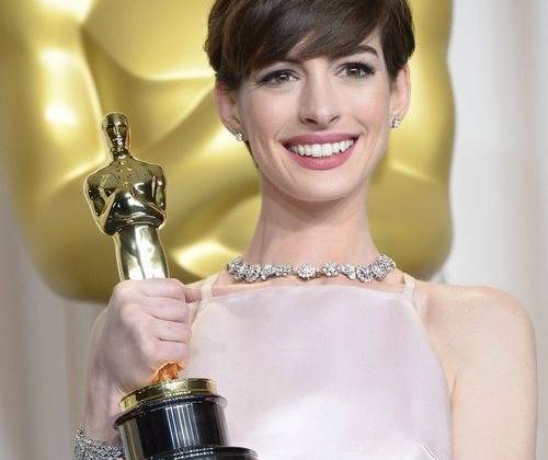 Anne Hathaway hạnh phúc bên tượng vàng Oscar cho "Nữ diễn viên phụ xuất sắc"