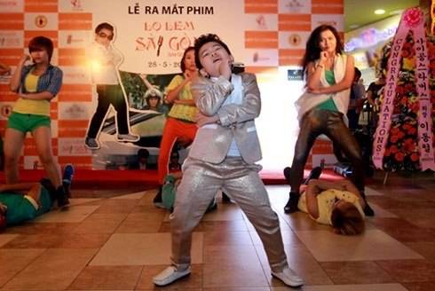 "Psy nhí" nhảy cuồng nhiệt trước buổi chiếu phim tối 29/5.