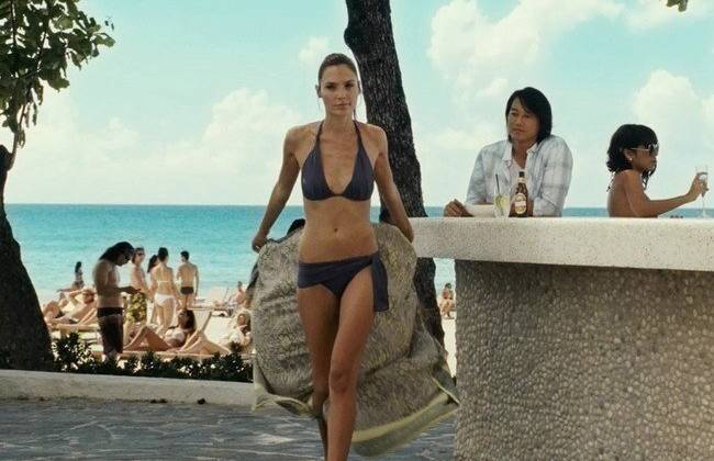 Phân cảnh nhân vật Gisele diện bikini sải bước trên bãi biển là một trong những hình ảnh đáng nhớ nhất của Fast Five.