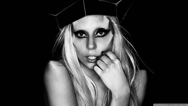 Tạo hình của Lady Gaga trong video nhạc Born This Way đã tạo cảm hứng cho việc thiết kế nên cặp xương gò má của Maleficent.