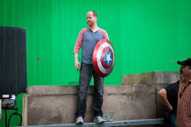 Đạo diễn Joss Whedon trên phim trường