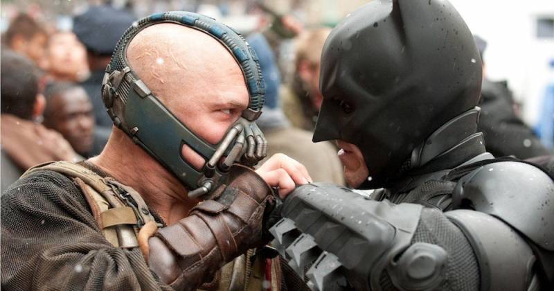 Bane, "báo ứng của Gotham", đối đầu với Người Dơi trong The Dark Knight Rises. Ảnh: Warner Bros.