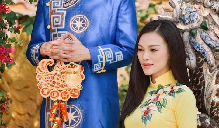 Ca sĩ Nhật Tinh Anh cũng chọn một chiếc áo dài xanh cổ truyền thống Việt Nam làm cho mạnh mẽ và nam tính kết hợp với Cao Thùy Linh bên cạnh chiếc áo dài màu vàng thướt tha.