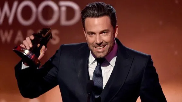Tài tử Ben Affleck thay mặt đoàn làm phim Gone Girl lên nhận giải Phim truyện xuất sắc nhất của Hollywood Film Awards 2014.