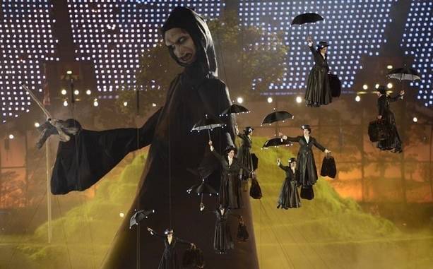 Voldemort giữa c&aacute;c c&ocirc; bảo mẫu. Ảnh: USA Today