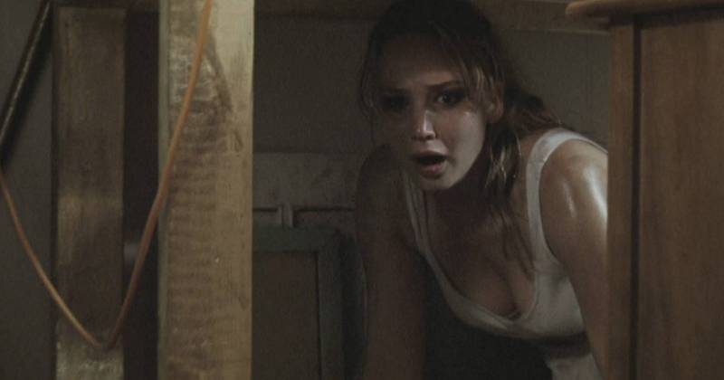 House at the End of the Street là một trong bốn bộ phim của Jennifer Lawrence ra mắt năm nay. Trong phim, cô vào vai một cô gái trẻ chuyển tới ngôi nhà mới ở một thị trấn nhỏ và phát hiện ra nhiều điều bí ẩn liên quan tới một vụ án mạng nhiều năm trước.