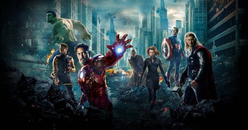 Người Sắt bên cạnh các đồng đội Hawkeye, The Hulk, Nick Fury, Black Widow, Captain America và Thor trong siêu bom tấn "The Avengers" sắp ra hè này. Ảnh: Marvel.