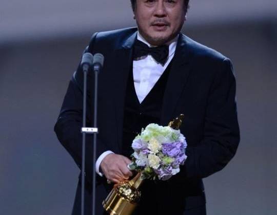 Choi Min Shik (Nameless Gangster) đoạt giải Nam diễn viên chính xuất sắc nhất