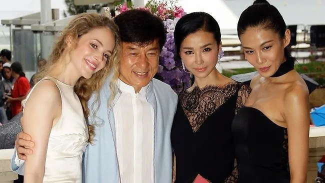 Th&agrave;nh Long v&agrave; d&agrave;n diễn vi&ecirc;n của Chinese Zodiac tại LHP Cannes th&aacute;ng 5/2012 (Ảnh: Asianews)