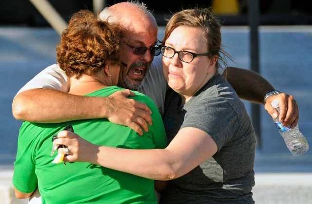 Hình ảnh một gia đình của nạn nhân xấu số trong vụ thảm sát ở Colorado rạng sáng 20/7. Ảnh: AP.
