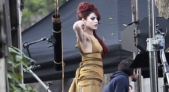 Tạo hình của Eva Mendes trong phim "Holy Motors" khiến nhiều người liên tưởng đến Amy Winehouse.