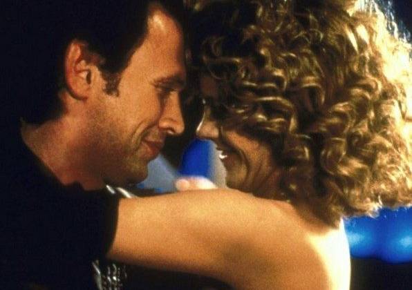 Nụ hôn đoàn tụ, nồng cháy, đẫm nước mắt của Billy Crystal (Harry) và Meg Ryan (Sally) trong phim When Harry Met Sally khiến hàng triệu khán giả trên thế giới xúc động.