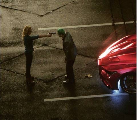 Harley Quinn chĩa súng vào the Joker