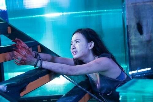 Trong phim điện ảnh đầu tay thuộc thể loại hài, kinh dị sắp ra mắt, Angela Phương Trinh phải diễn những cảnh bị hành hạ, tra tấn.