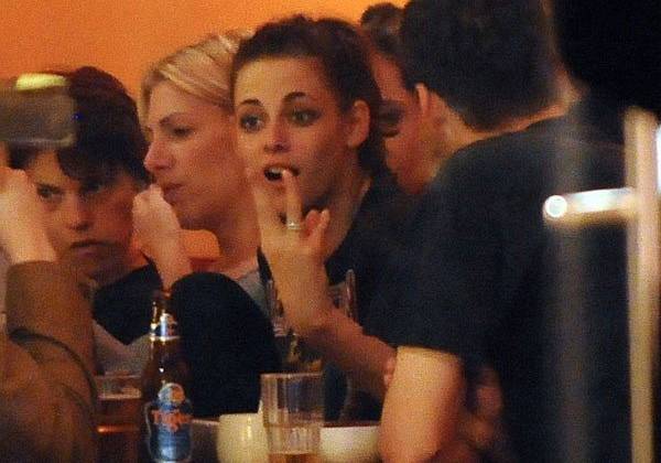Kristen bị bắt gặp đi ăn tối với Rupert vào ngày 15.5 tại nhà hàng Monsieur Vuong ở Berlin, Đức.