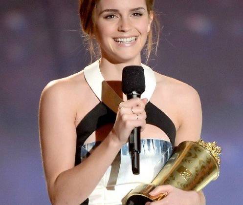 Emma Watson cười rạng ngời trước phần thưởng vào đúng sinh nhật.
