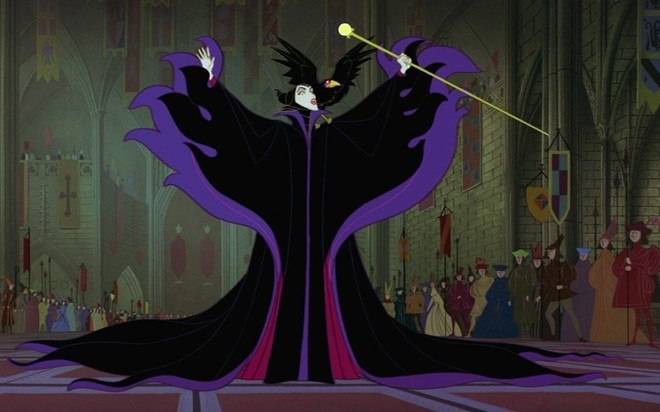 Cổ áo của Maleficent được thiết kế để trông giống như một con dơi dang cánh.
