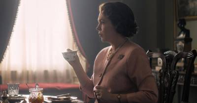 Netflix công bố hình ảnh đầu tiên của Olivia Colman trong vai Nữ hoàng trong The Crown