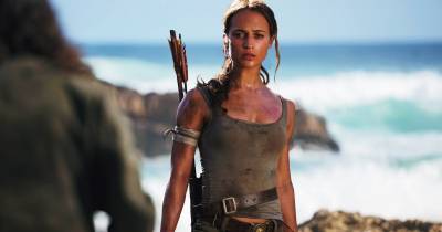 Alicia Vikander tiếp bước Angelina Jolie hóa thân thành đả nữ Lara Croft trong trailer mới của Tomb Raider