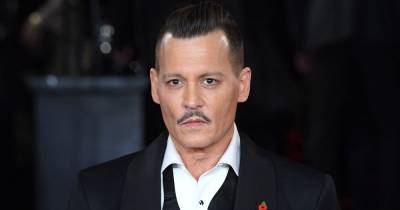 Johnny Depp bị thành viên trong đoàn kiện vì tội hành hung
