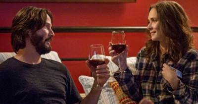 Winona Ryder và Keanu Reeves mang lại sự hoài niệm cho khán giả của thập niên 90 với trailer Destination Wedding