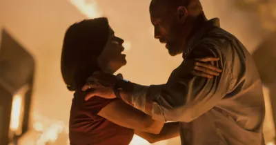 Trailer Tòa Tháp Chọc Trời mới nhất cho thấy tính mạng The Rock đang trong thế “ngàn cân treo sợi tóc”
