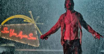 Chris Hemsworth ở trần và ướt át trong loạt ảnh teaser Bad Times at the El Royale