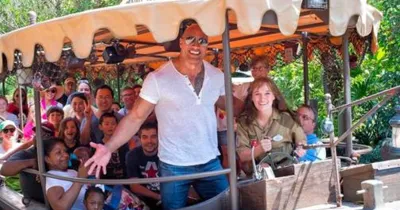 Dwayne Johnson giới thiệu hậu trường Jungle Cruise đầy thú vị cùng Emily Blunt