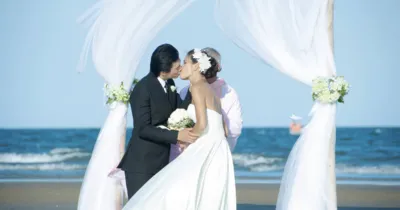 Minh Tú say đắm hôn người tình trên biển
