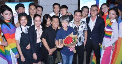 Việt Hương được ông xã chăm sóc khi đi giao lưu với khán giả Cần Thơ