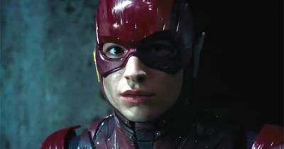 The Flash tiếp tục bị hoãn bấm máy