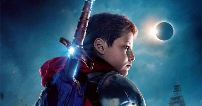 [TRAILER] Cậu Bé Và Sứ Mệnh Thiên Tử tiếp tục đưa huyền thoại thanh kiếm của Vua Arthur lên màn ảnh