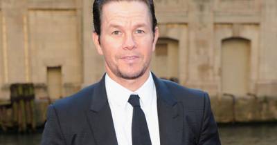 Six Billion Dollar Man của Mark Wahlberg lùi ngày phát hành