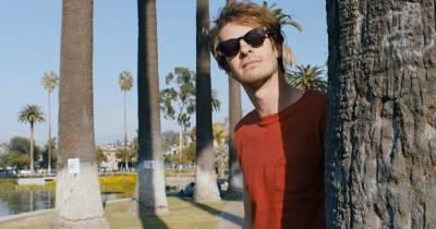 A24 dời ngày phát hành Under The Silver Lake của Andrew Garfield