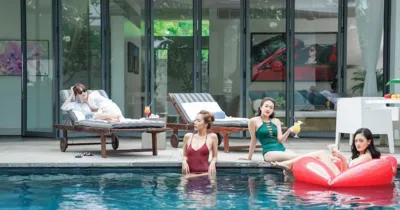 Lan Ngọc cùng dàn nữ phụ tung bộ ảnh bận bikini quảng bá cho Gái Già Lắm Chiêu 2