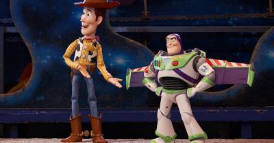 Toy Story 4 hoàn thành phần thu âm lồng tiếng, "Woody" và "Buzz Lightyear" háo hức chia sẻ trải nghiệm trên MXH