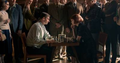 The Queen's Gambit tái sinh niềm yêu thích cờ vua của khán giả sau một tháng công chiếu