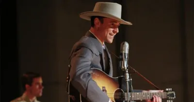 Huyền thoại nhạc đồng quê Hank Williams được Tom Hiddleston tái hiện sống động