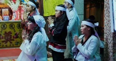 Đêm Tối Rực Rỡ! (2022) - Văn hóa ma chay trong phim