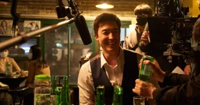 Đặc Vụ Xuyên Quốc Gia - Hyun Bin treo mình cheo leo trên nóc tòa nhà 40 tầng cho cảnh hành động đắt giá