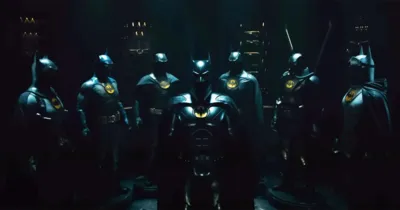 The Flash - Những bộ trang phục Batman và quá khứ 30 năm của Bruce Wayne
