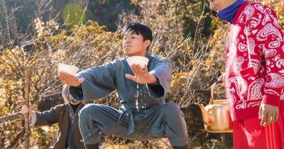 Phim lễ 30/4 Đầu Gấu Đụng Đầu Đất hài ngang ngửa Bỗng Dưng Trúng Số?