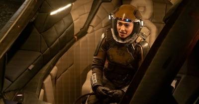 'Công chúa Disney' Naomi Scott hoá phi hành gia cực ngầu trong phim mới Tín Hiệu Vũ Trụ