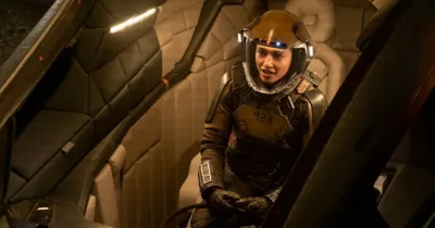 'Công chúa Disney' Naomi Scott hoá phi hành gia cực ngầu trong phim mới Tín Hiệu Vũ Trụ