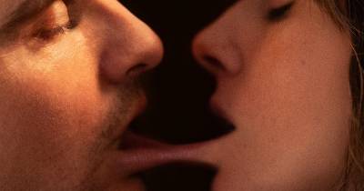 Dính Lẹo - Màn kết hợp điên rồ giữa kinh dị xác thịt và tình yêu vặn vẹo