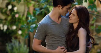 Robert Pattinson: 'Cảnh sex với Kristen rất buồn cười'