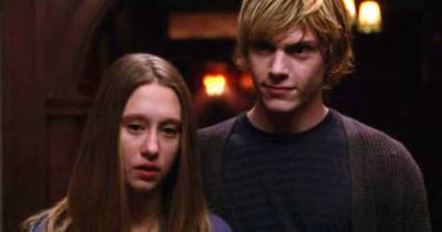 AHS: Apocalypse – Ryan Murphy nhá hàng Tate và Violet bên nhau mãi mãi?